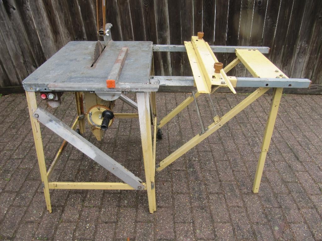 Zaagmachine-zaagtafel 2PK  220 V, Ophalen, Gebruikt, Cirkelzaag, 1200 watt of meer