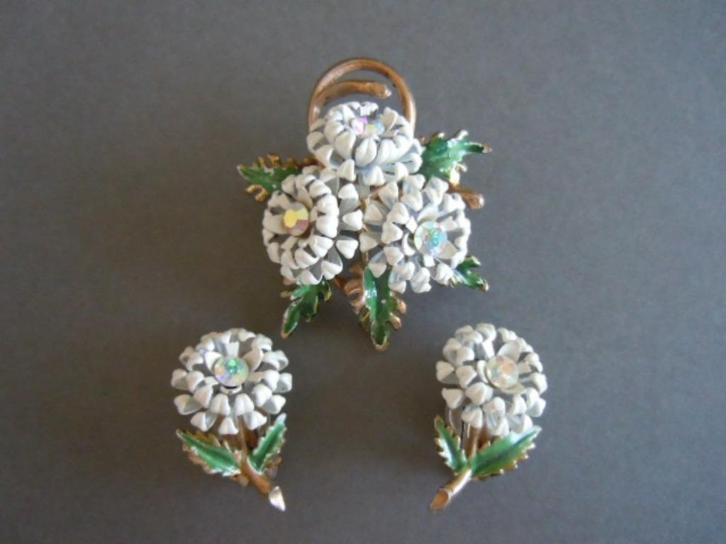 Vintage set broche en clip oorbellen bloemen madeliefje, Overige materialen, 4 tot 7 cm, Wit, Ophalen of Verzenden