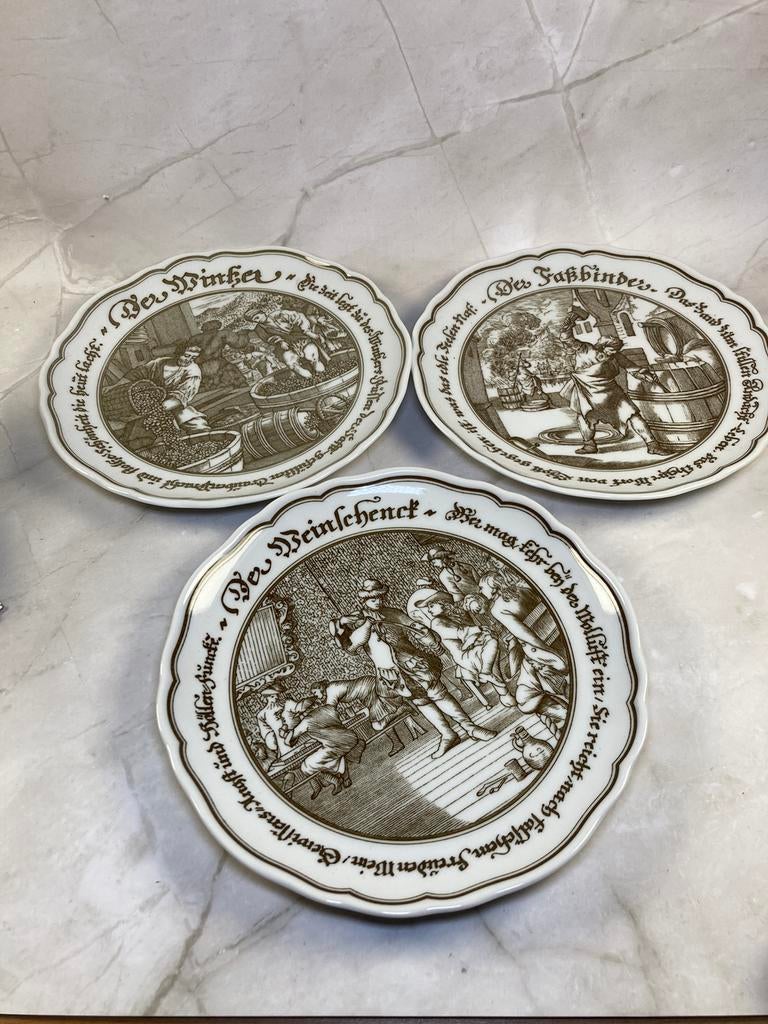 Assiettes en porcelaine décoratives :scènes de vinification, Ophalen of Verzenden