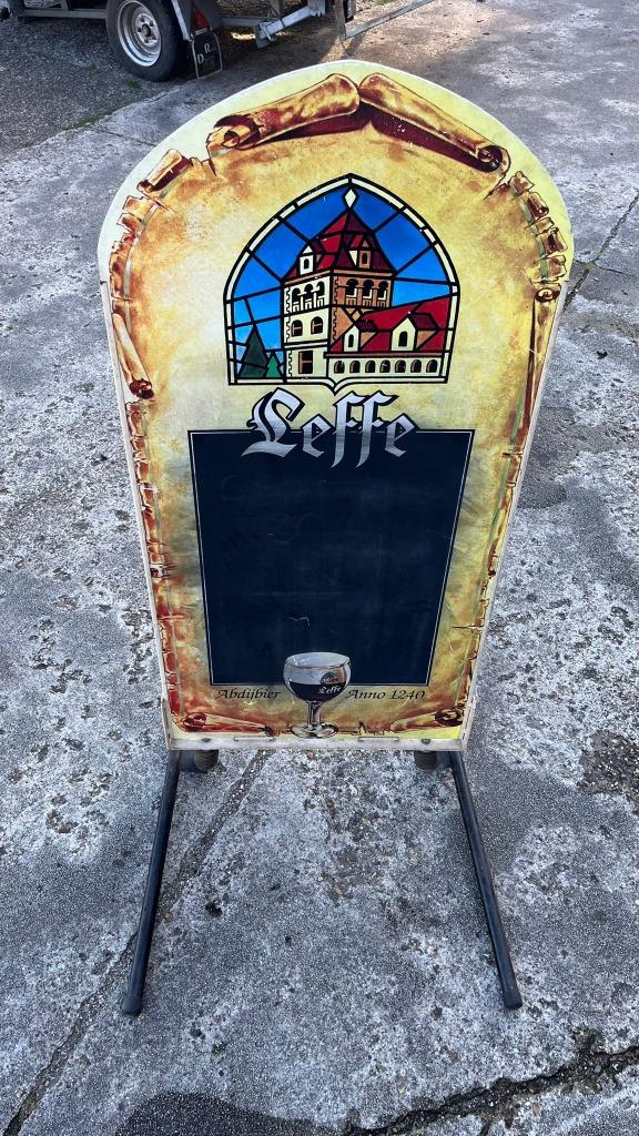 leffe reclame bord op veren voet, Verzamelen, Biermerken, Ophalen, Gebruikt, Reclamebord, Plaat of Schild, Leffe