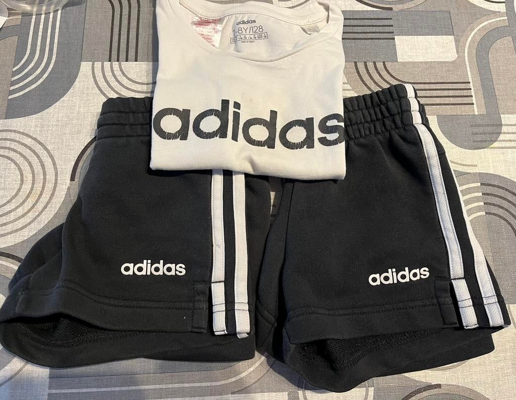 Set van 2 Adidas shortjes en tshirt, maat 7/8y, Kinderen en Baby's, Kinderkleding | Maat 122, Adidas, Jongen of Meisje, Sport- of Zwemkleding