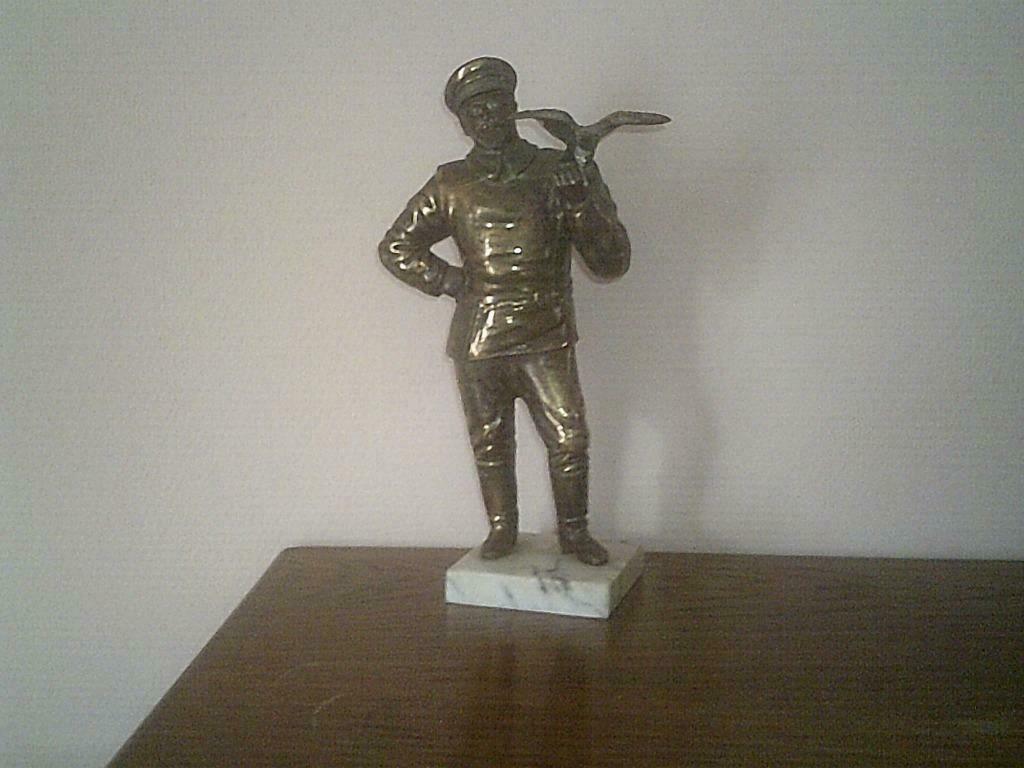 bronze soldat russe avec aigle en main de 1920 bronze creux, Antiquités & Art, Enlèvement, Bronze