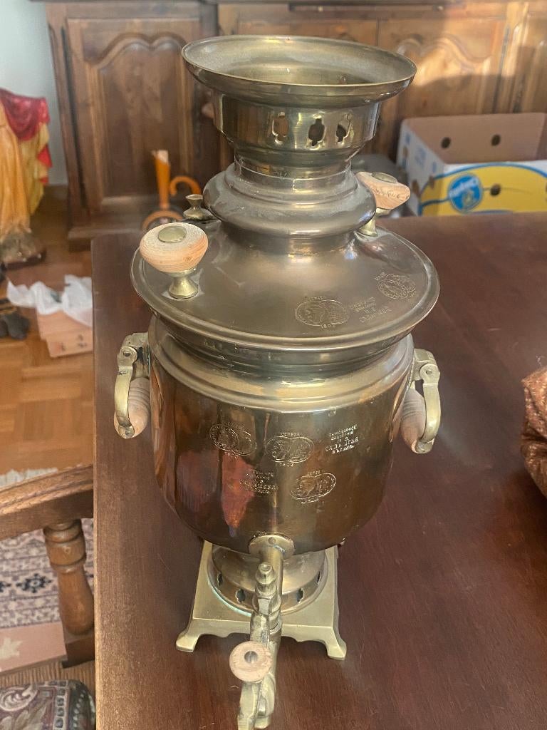 Geelkoperen samovar, Ophalen