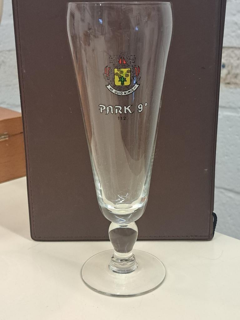 bier glas PARK 9 " Ne Quid Nimis " Brij Breda leuven, Ophalen of Verzenden, Zo goed als nieuw, Glas of Glazen