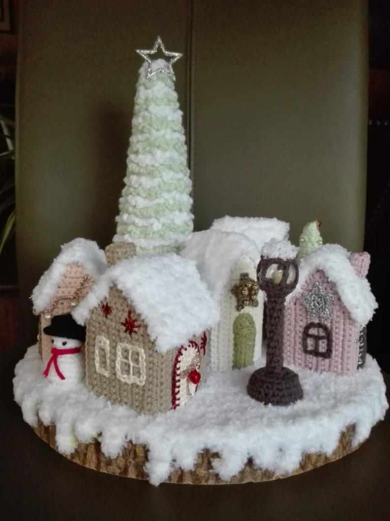Kerstdecoratie - gehaakte winterse huisjes en kerstboom, Verzenden