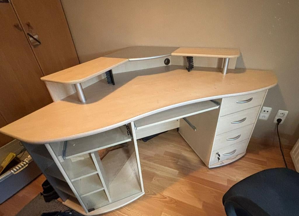 Bureau décent par Odrada, Enlèvement
