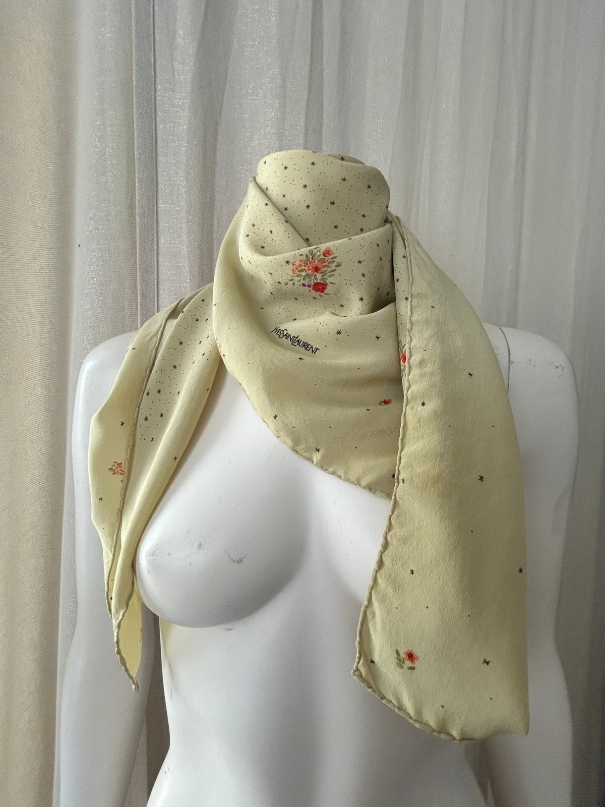 Yves saint Laurent grand foulard soie motifs, Enlèvement ou Envoi, Comme neuf