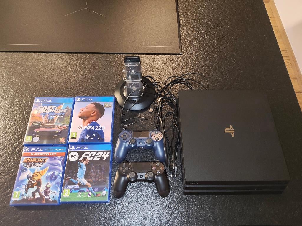 PS4 pro + 4 jeux + 2 manettes+station de charge, Comme neuf, Enlèvement, 1 TB, Pro