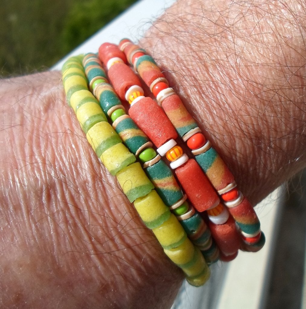 Set van 4 nieuwe Afrikaanse armbanden voor dames of heren, Nieuw, Ophalen of Verzenden, Elastiek, Met bedels of kralen