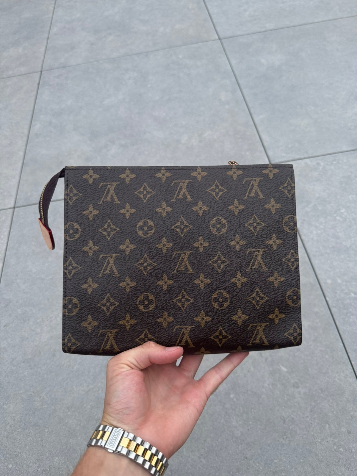 Louis Vuitton Monogram Pouch, Handtassen en Accessoires, Toilettassen, Ophalen of Verzenden, Nieuw, Bruin, Heer of Dame