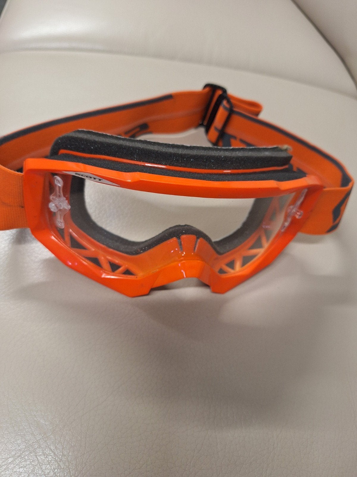 Lunettes de sport Scott, Enlèvement