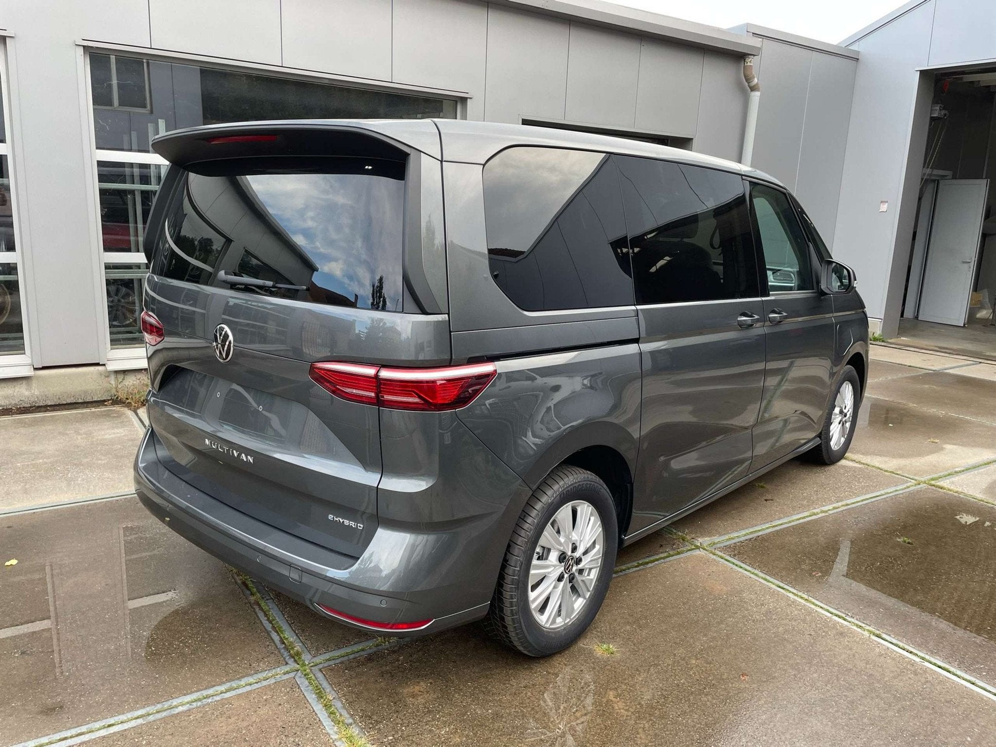 Volkswagen T7 Multivan 1.4 TSI PHEV Life DSG (160 kW), Auto's, Volkswagen, Stof, 4 cilinders, 7 zetels, Hybride Elektrisch/Benzine