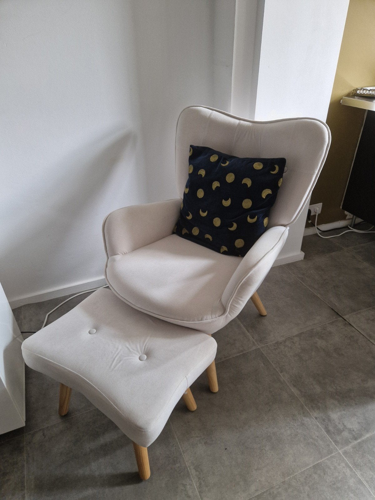 Fauteuil + tabouret, Enlèvement