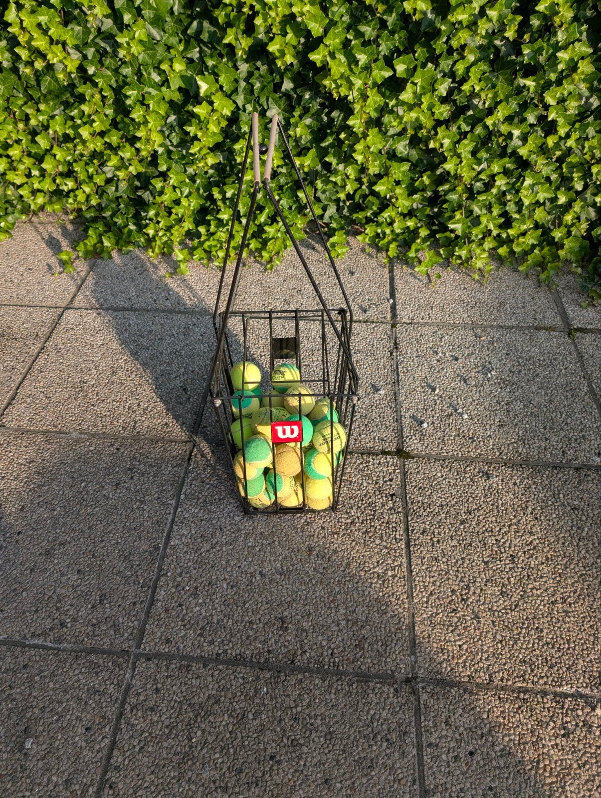 Tennisballenmand met ballen, Ophalen