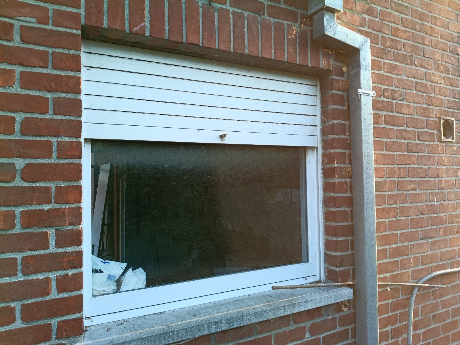 Vast raam met rolluik, Ophalen