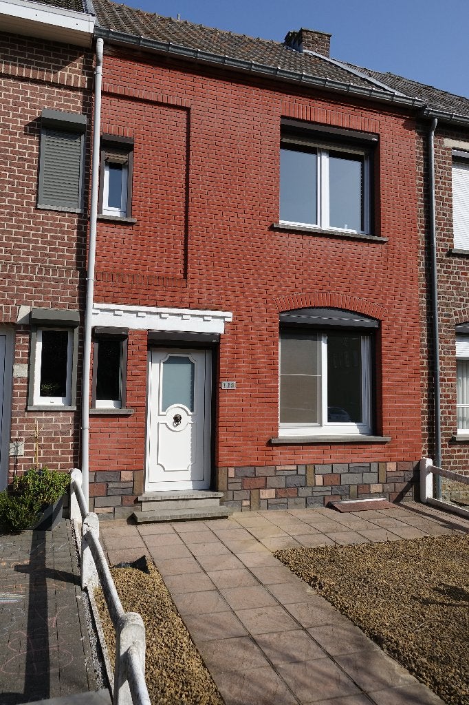 TE KOOP: GERENOVEERDE en INSTAPKLARE woning MET GARAGE, Immo, 200 tot 500 m², 3 kamers, Tussenwoning, Provincie Limburg