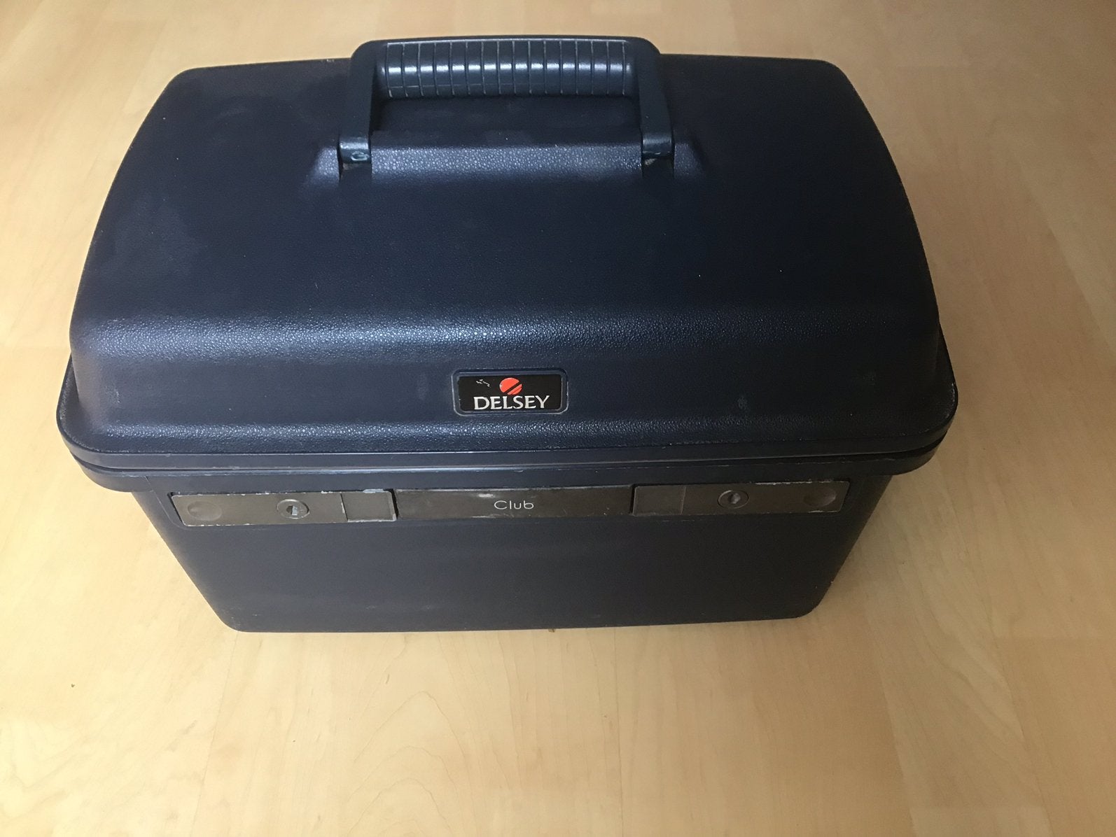 Delsey harde kunststoffen beauty case donkerblauw, Bijoux, Sacs & Beauté, Boîtes de maquillage & Beauty case, Avec miroir(s), Enlèvement