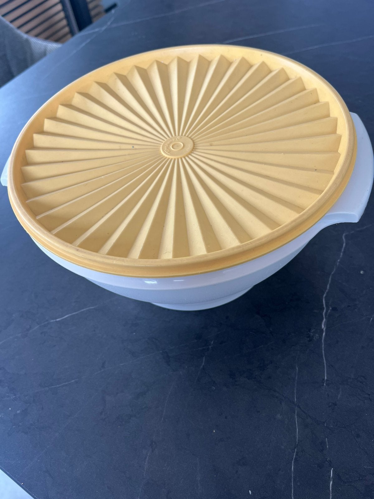 Vintage Tupperware servalier saladeschaal, Ophalen, Gebruikt, Schaal, Geel