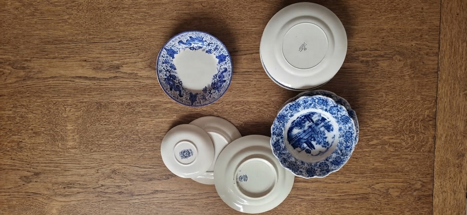 Prachtige set vintage blauw-witte serviesborden / schotels, Verzamelen, Speldjes, Pins en Buttons, Ophalen