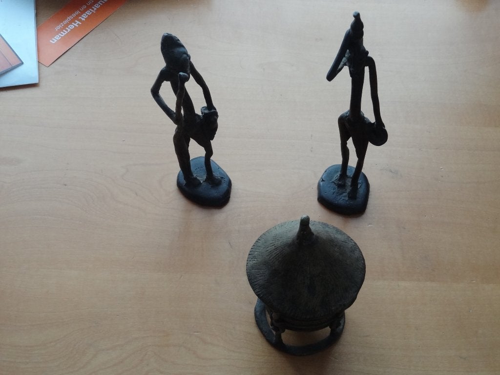 3 statues en bronze, homme, femme et cabane, paillotte, Brons, 20 - 50 cm, Groupe de personnes, Fait main