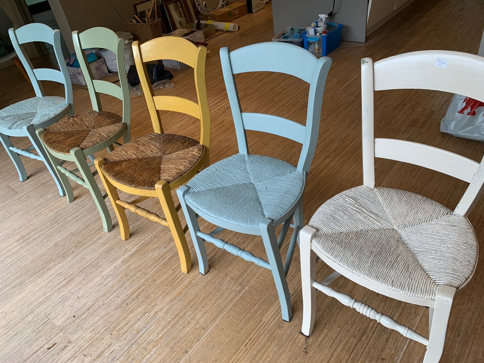 Gratis stoeltjes, Enlèvement, Utilisé, Retro stoeltjes met biezen zit, Cinq, Six Chaises ou plus