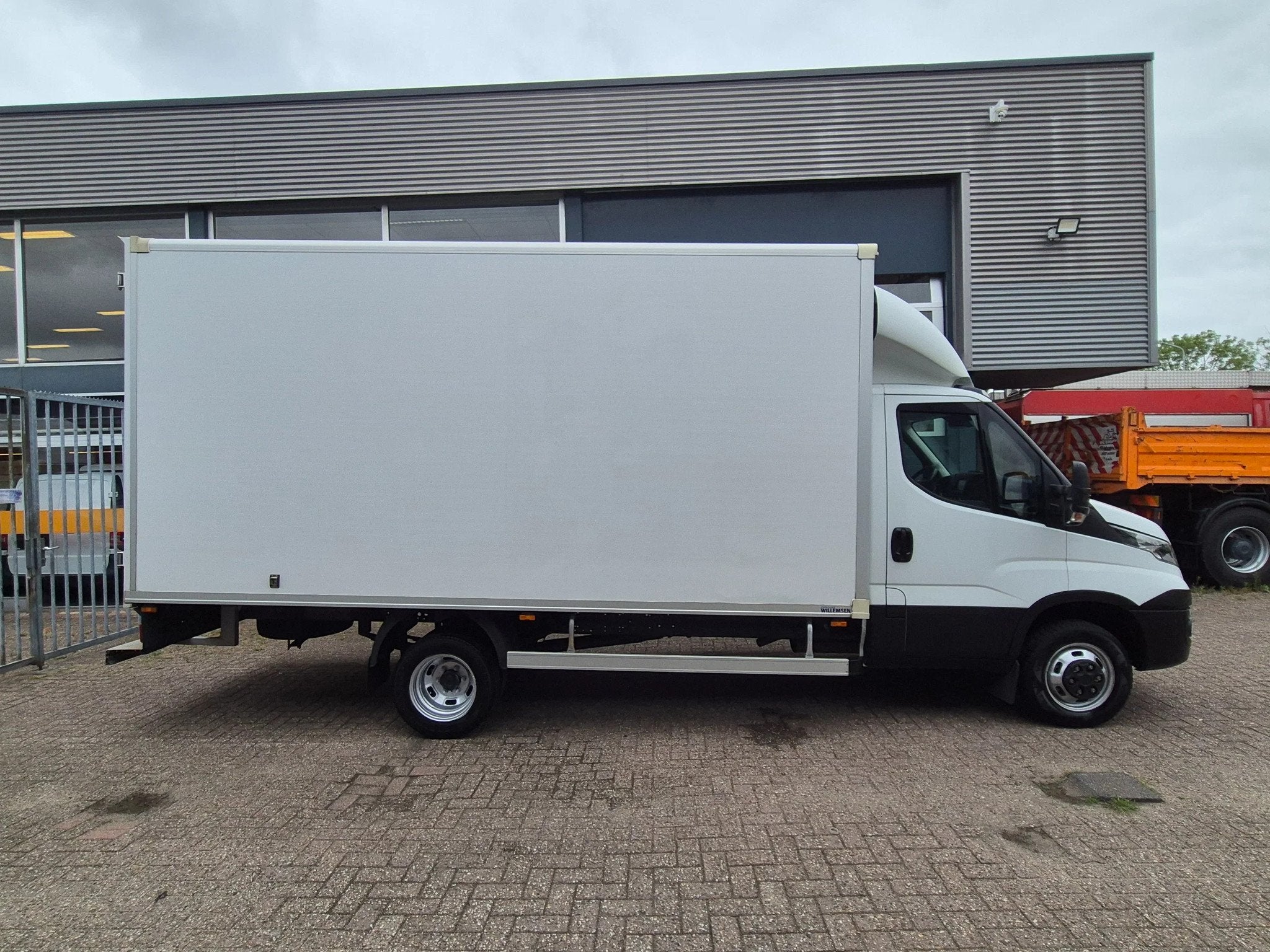 Iveco Daily 35C16 2.3D/ Navi/ Airco/ E6/ 22 KUB (bj 2018), Auto's, Gebruikt, Euro 6, Iveco, Wit