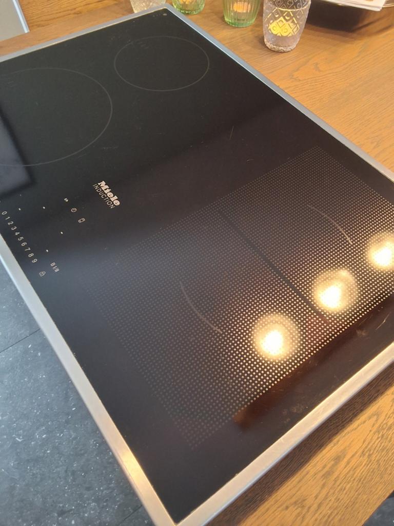 Miele  INDUCTIEKOOKPLAAT INBOUW type KM6307, Ophalen, 4 kookzones, Zo goed als nieuw, Energieklasse A of zuiniger