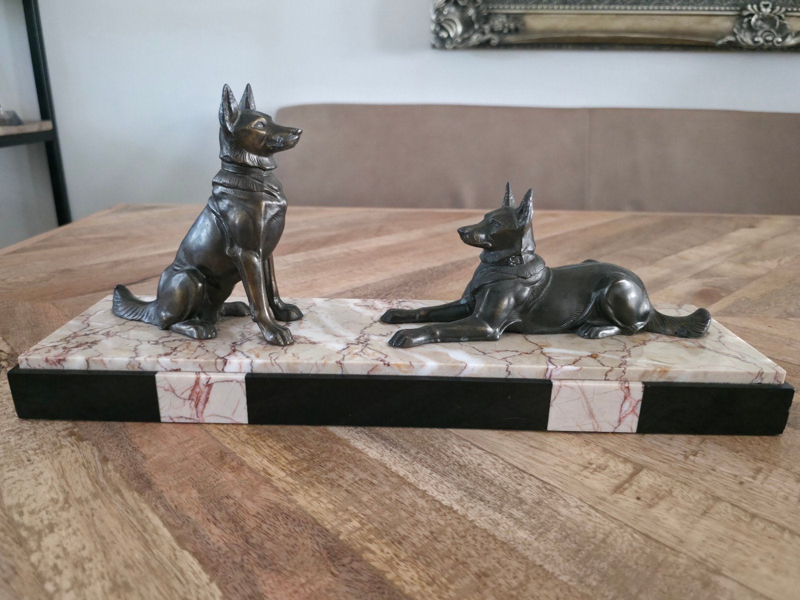 Statue Art Déco en marbre avec chiens de berger, vers 1920,, Mammifère, Statue, Enlèvement ou Envoi, Art deco