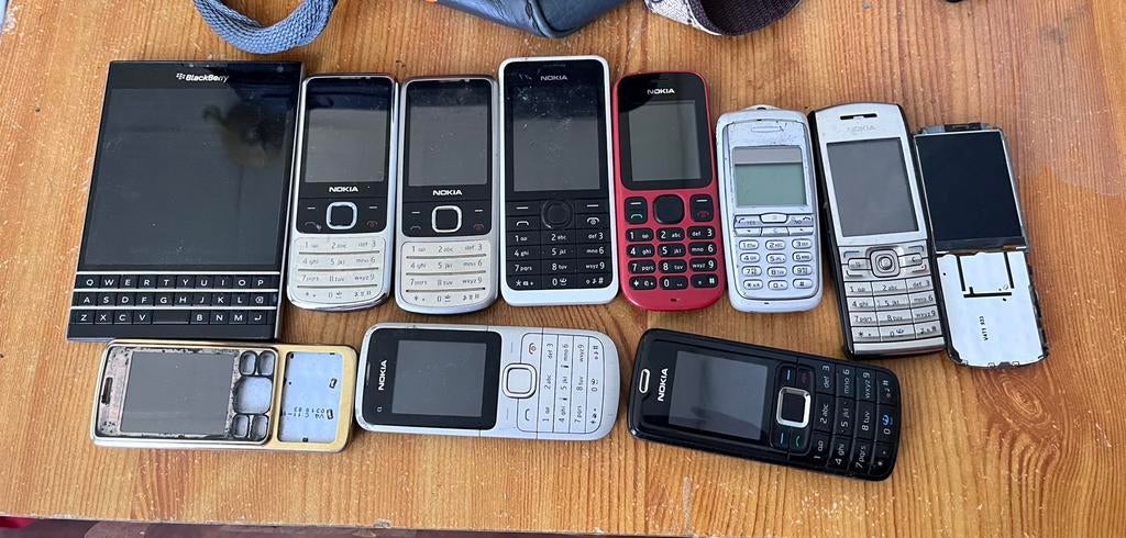 Des téléphones portables de fête pour les passionnés, Télécoms, Enlèvement, Comme neuf