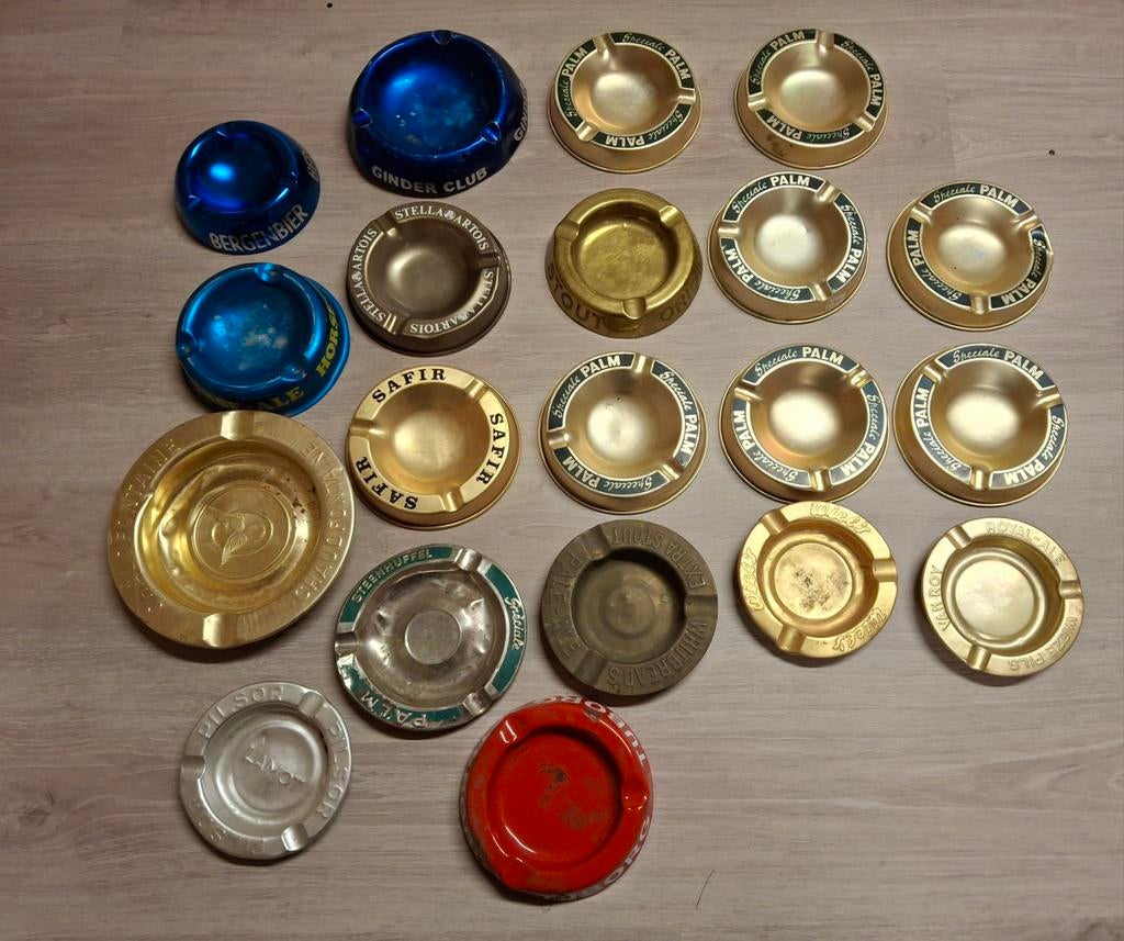 Diverse oude asbakken, Ophalen