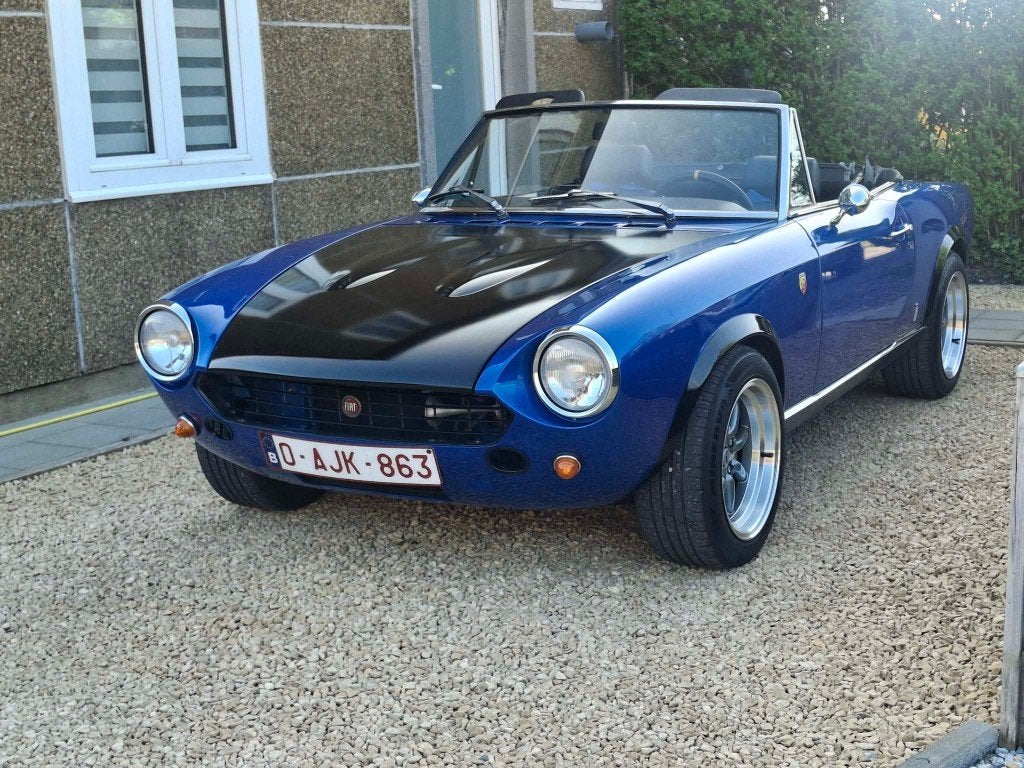 FIAT 124 SPORT SPIDER 1800 DE 1976, Zwart, Cabriolet, Blauw, Particulier