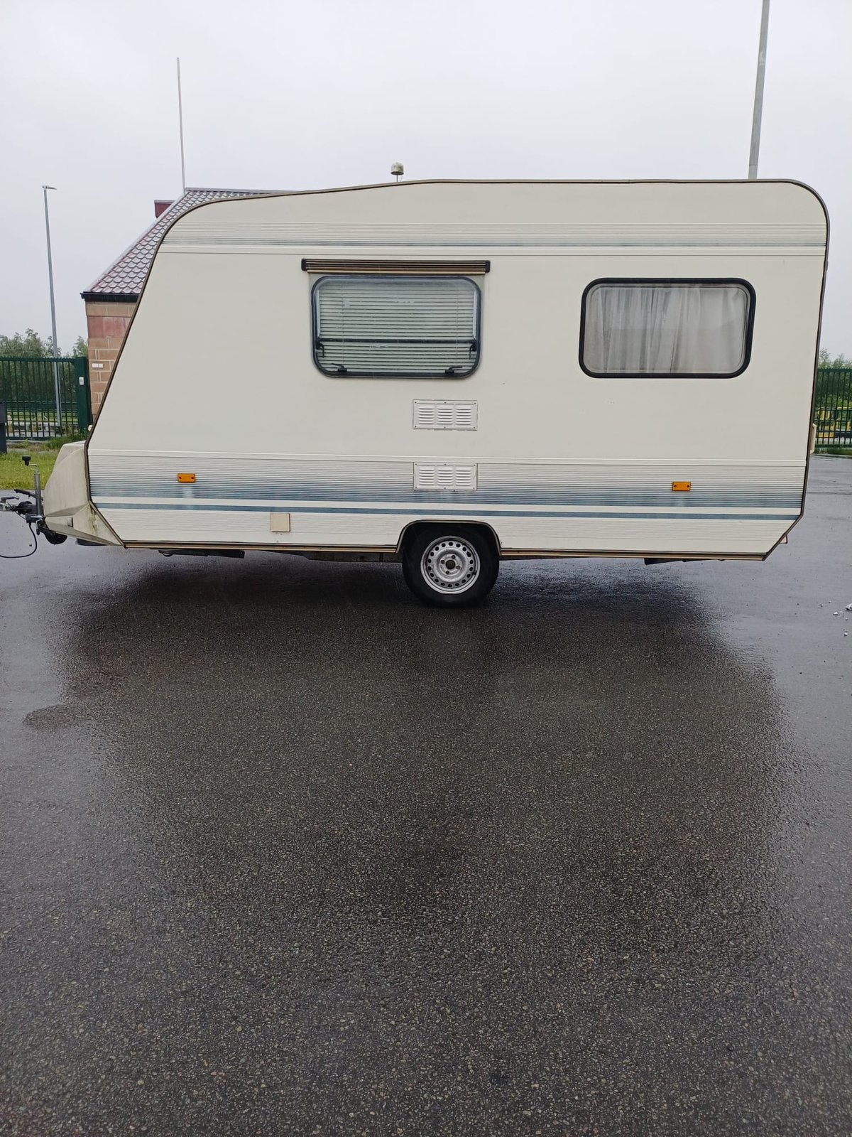 Caravan Adria lichtgewicht met voortent, Caravanes & Camping, Caravanes, Particulier, Adria, Réfrigérateur, Enlèvement