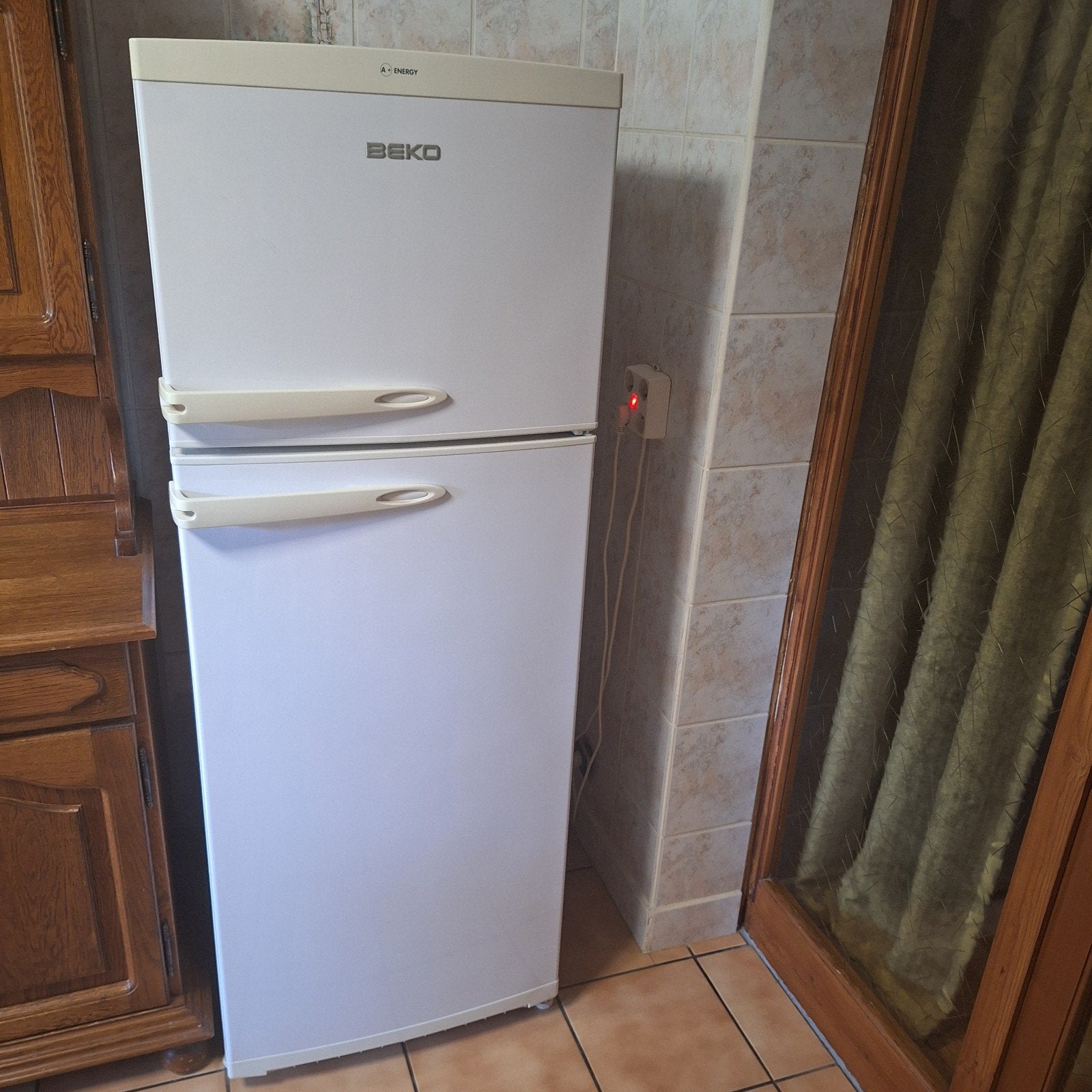 Ijskast met vriezer Beko A+ label. H: 163cm b: 60cm d: 60cm, Ophalen, Gebruikt, 75 tot 100 liter, Met aparte vriezer