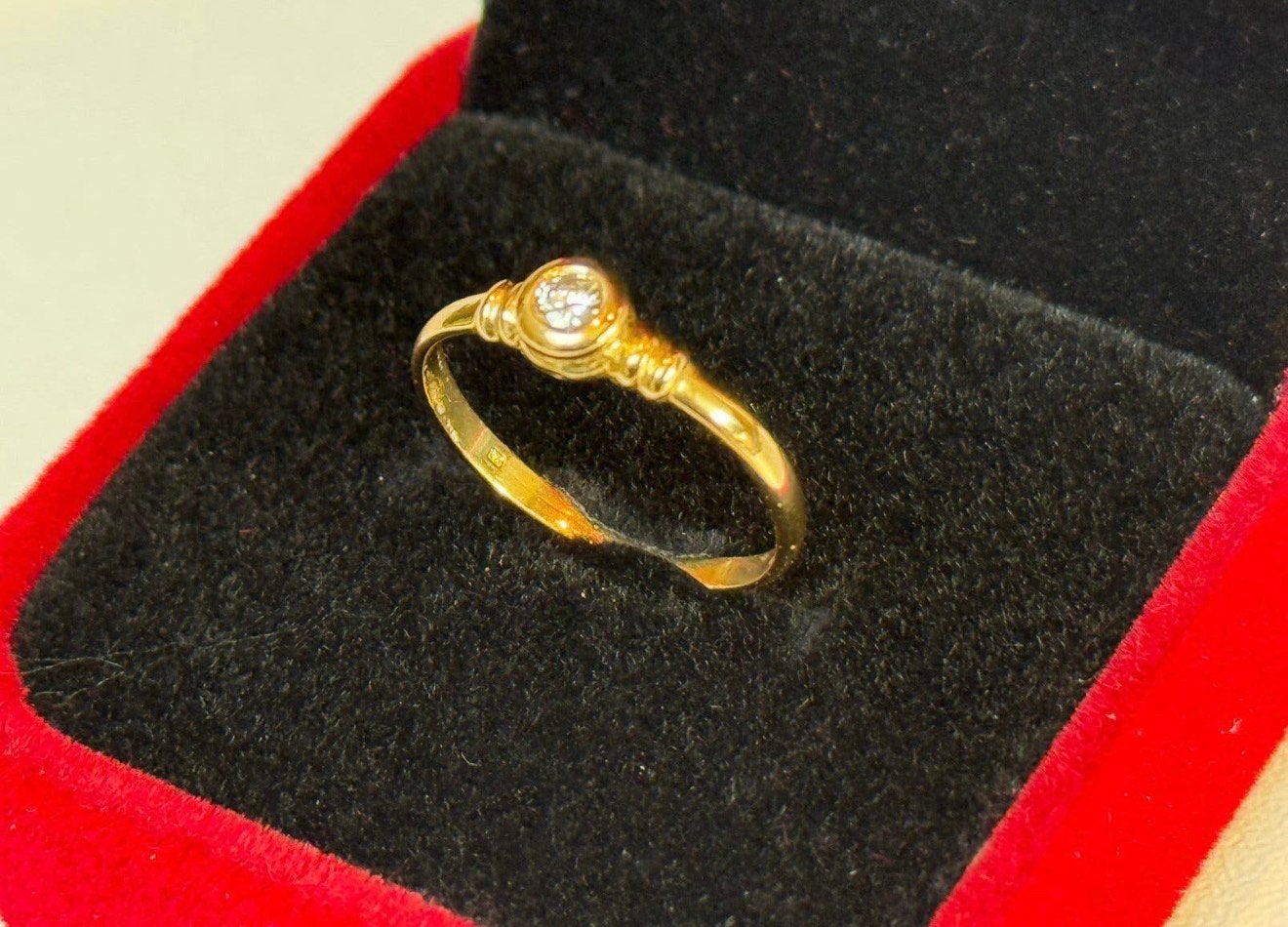 Prachtige 18 karaat gouden ring met natuurlijke diamant!, Geel, Ophalen of Verzenden, Kleiner dan 17, Met edelsteen