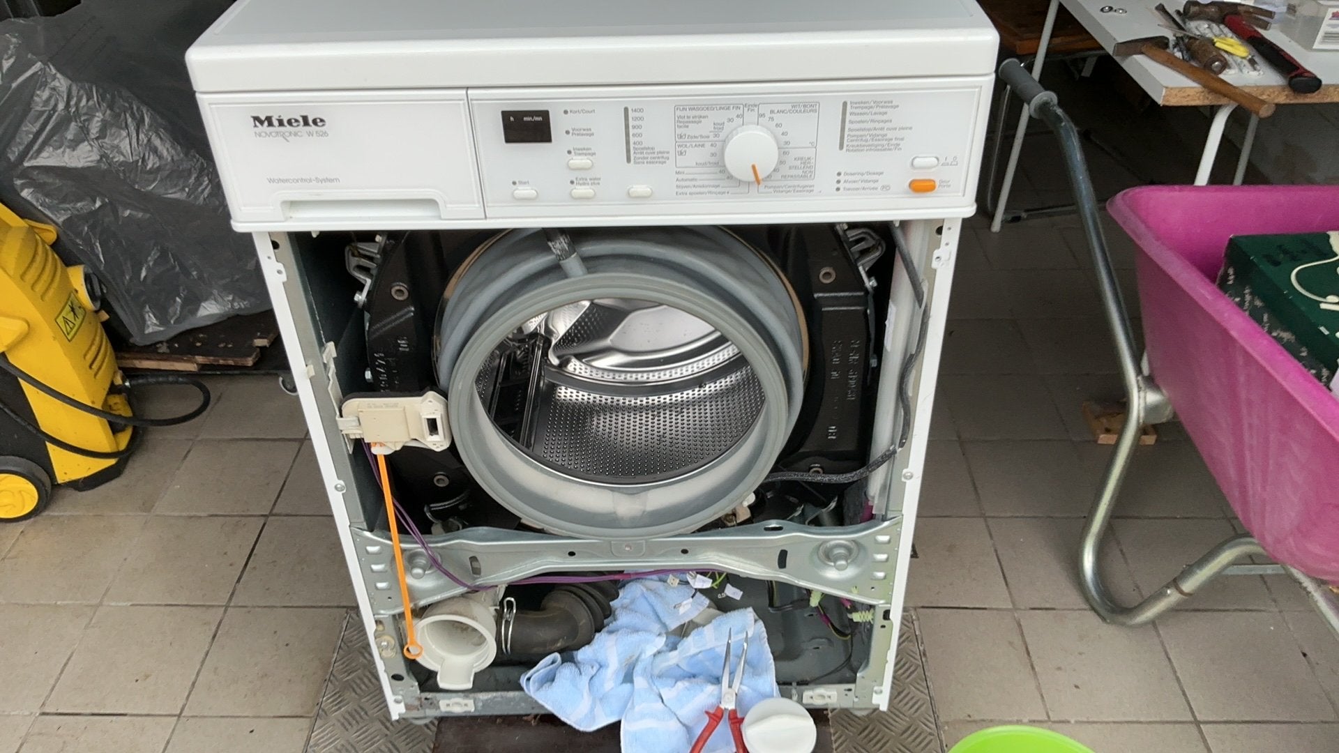 Miele novotronic W 526, Ophalen, 1200 tot 1600 toeren, Minder dan 85 cm, 4 tot 6 kg