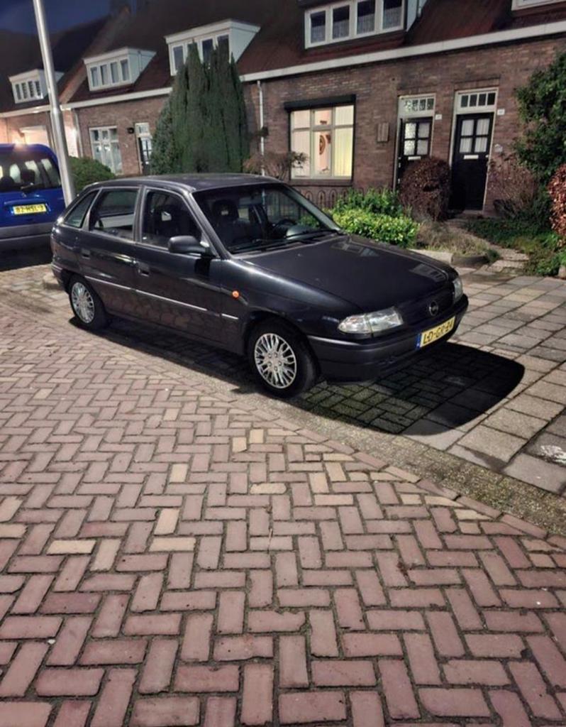 Hayon Opel Astra 1.6 I E2 1995 noir, Autos, Opel, Particulier, Astra, Essence, Hatchback, Noir, Enlèvement