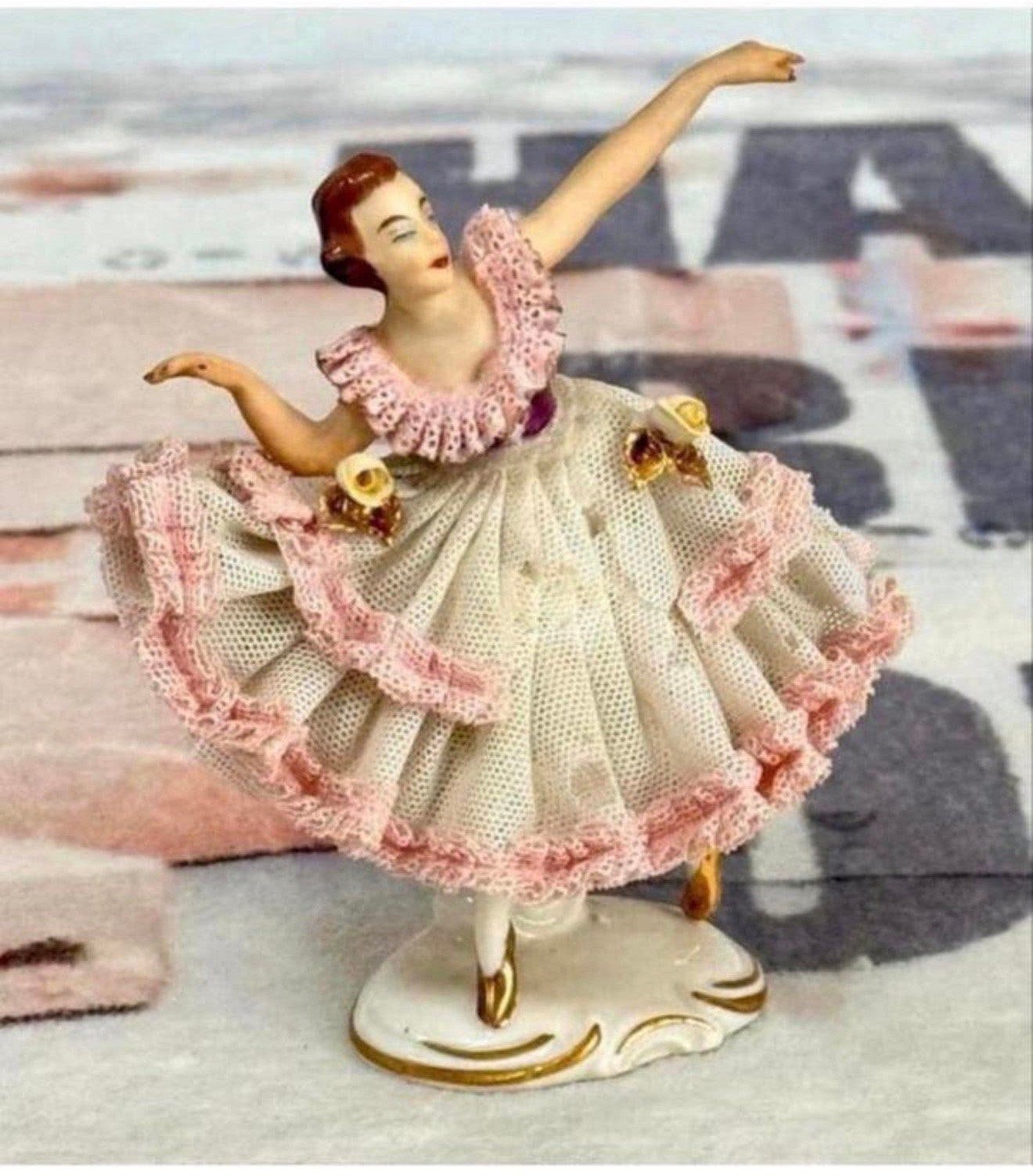 Figurine en porcelaine Alka Dresden en dentelle, Allemagne, Antiquités & Art, Enlèvement ou Envoi