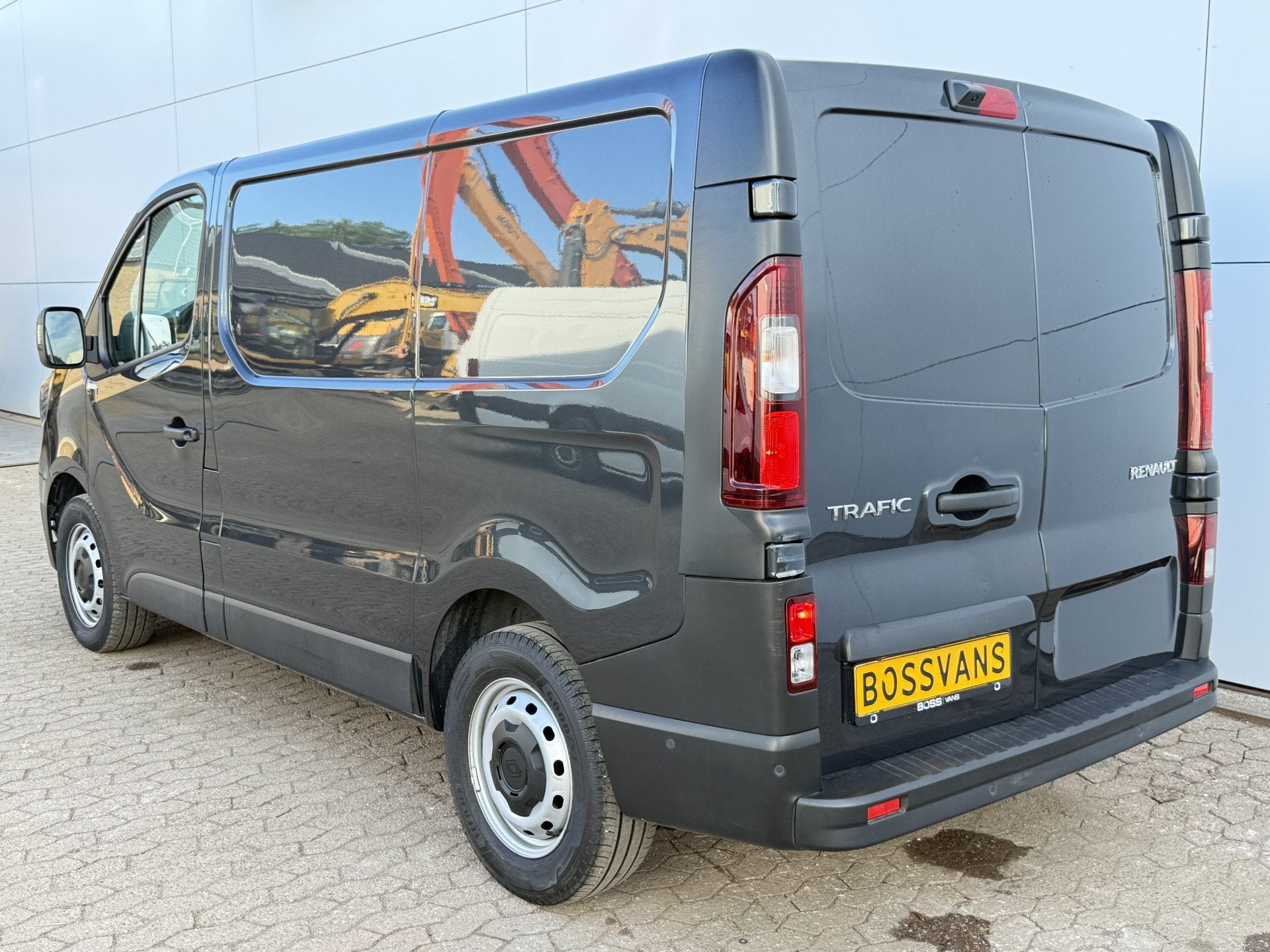 Renault Trafic 2.0 dCi 170pk 2.0 dCi 170pk Automaat L1H1 Cru, Auto's, Bestelwagens en Lichte vracht, Stof, Gebruikt, Zwart, 4 cilinders