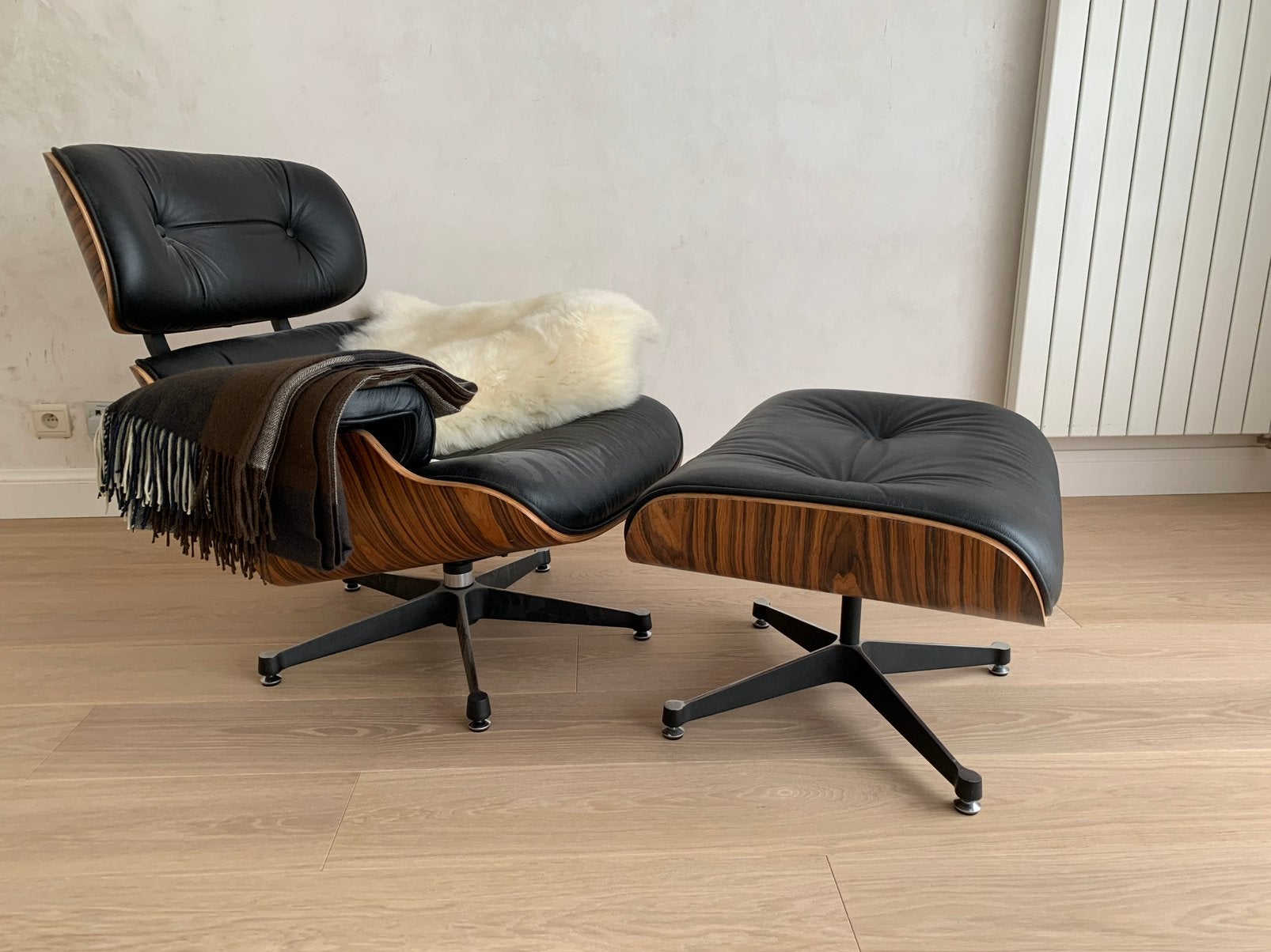 Reproduction Eames et ottoman cuir noir m et bois de rose, Maison & Meubles, Enlèvement, Comme neuf, Bois, Modern vintage