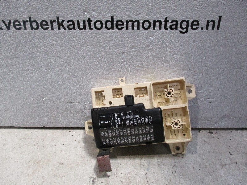 BOITIER FUSIBLES Jaguar S-type (X200) (4r8t-14a067ab), Campus Kronberg 7
61476  Kronberg im Taunus, DE, Utilisé, Jaguar, Jaguar Land Rover Deutschland GmbH