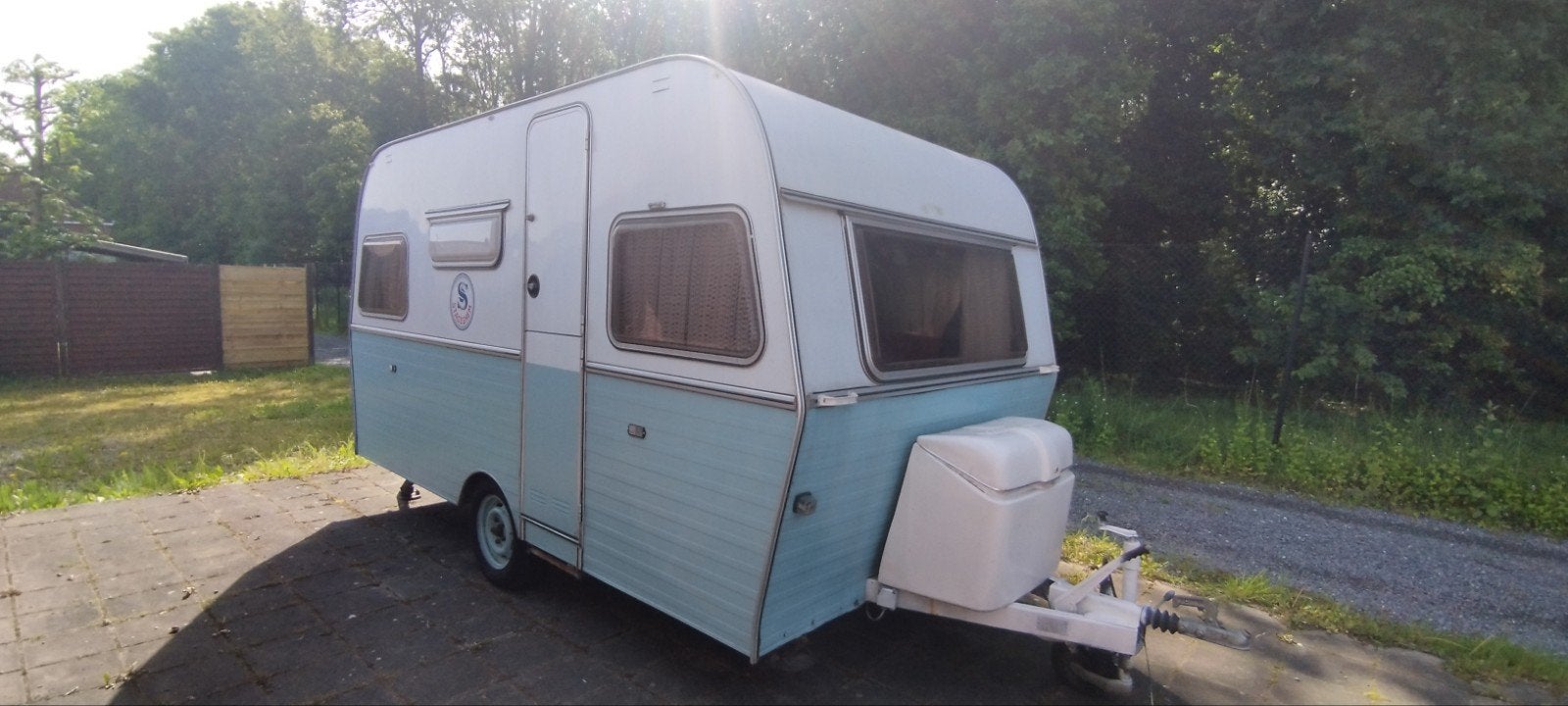 Retro caravan 1977, Koelkast, Vast bed