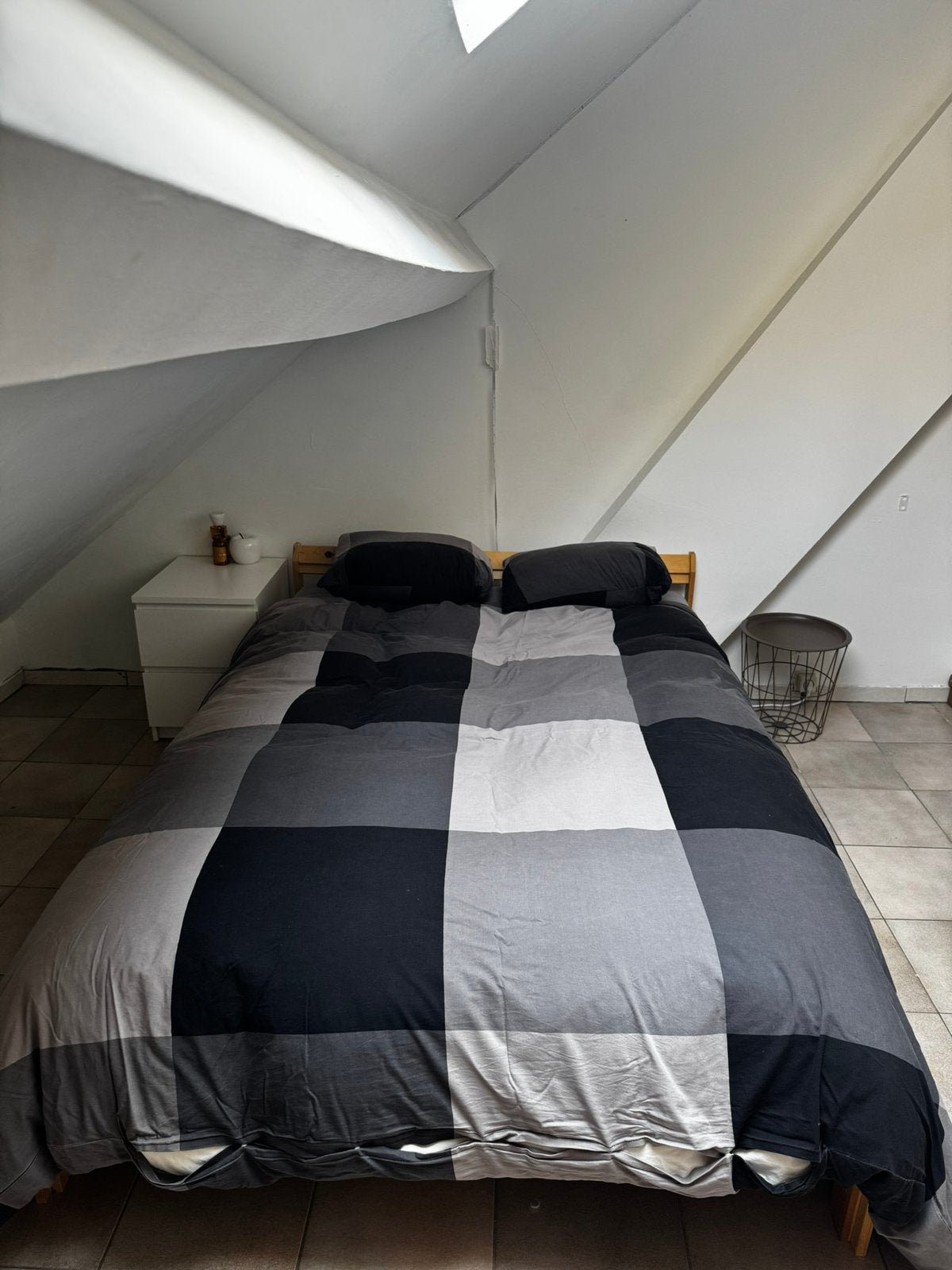 lit double avec matelas et table de chevet, Caravanes & Camping, Enlèvement, Comme neuf
