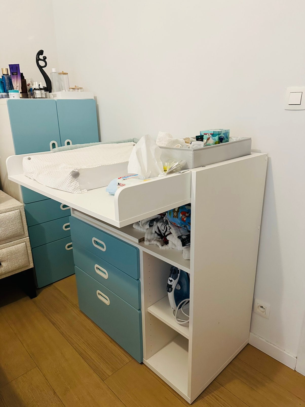 IKEA SMÅSTAD verzorgtafel / commode – wit en blauw, Enlèvement, Comme neuf, Commode