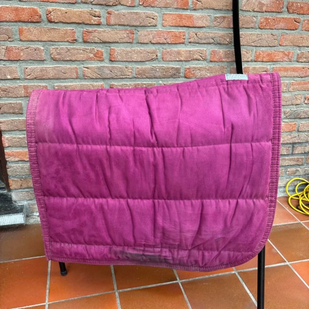 Zadeldek Fuchsia / Magenta - Suede Look, Dieren en Toebehoren, Ophalen of Verzenden, Zo goed als nieuw, Anatomisch gevormd