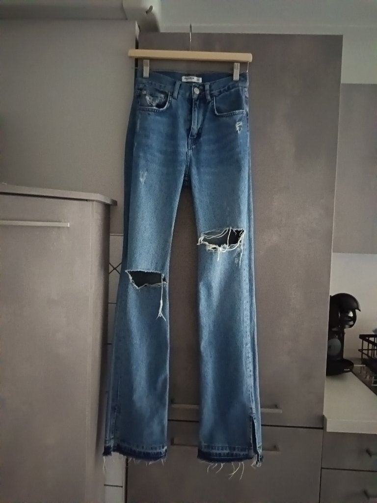 PULL&BEAR BLAUWE JEANS MET GAATJES XS, Blauw, Ophalen of Verzenden, W27 (confectie 34) of kleiner, Pull & Bear
