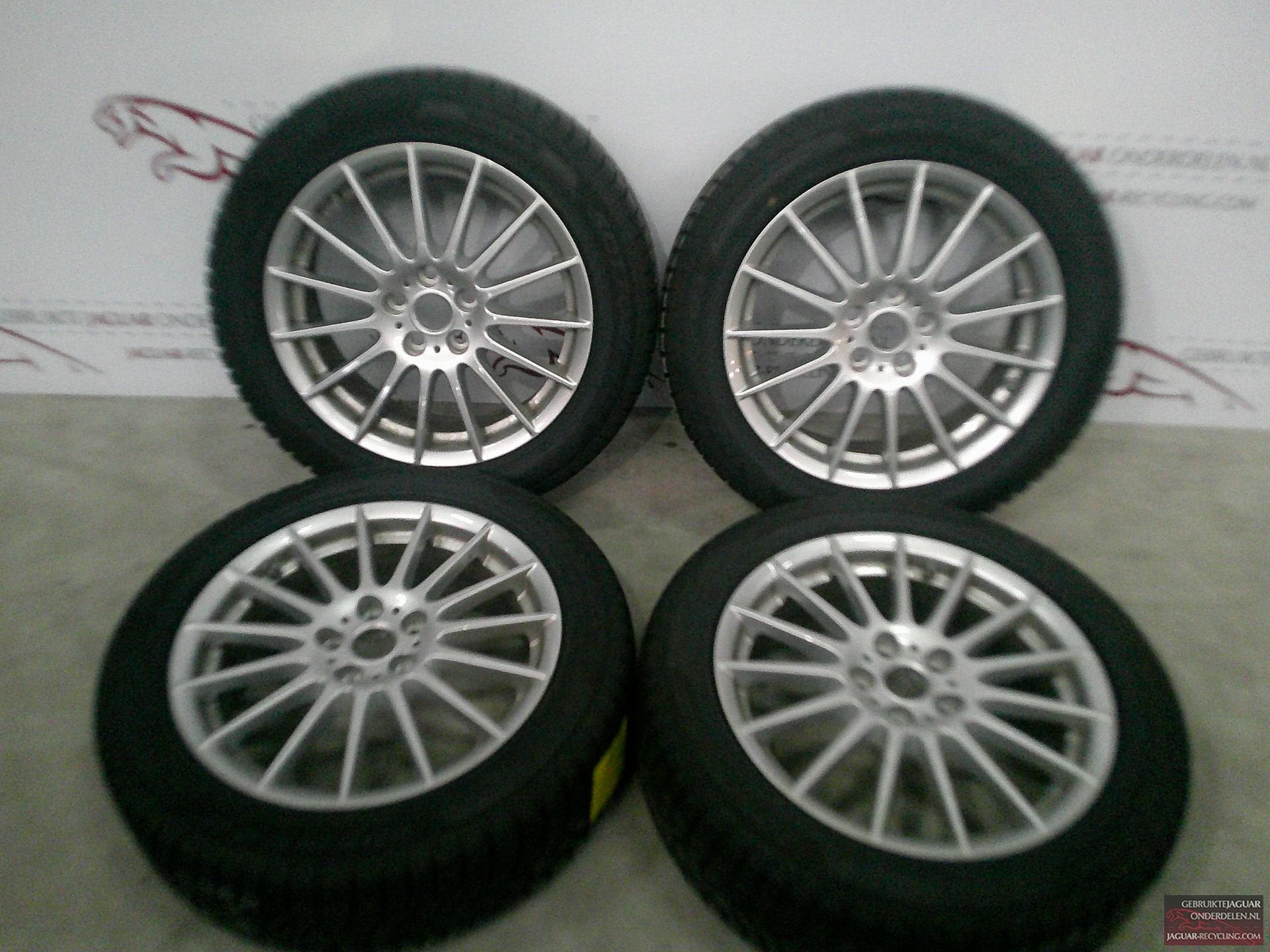17″ Jaguar XE velgen set met Pirelli winterbanden set 2, Auto-onderdelen, Banden en Velgen, Banden en Velgen, Winterbanden, 17 inch