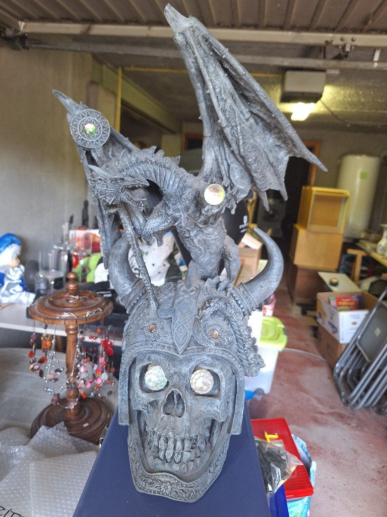 Figurine tête de mort et dragon, Enlèvement ou Envoi, Utilisé