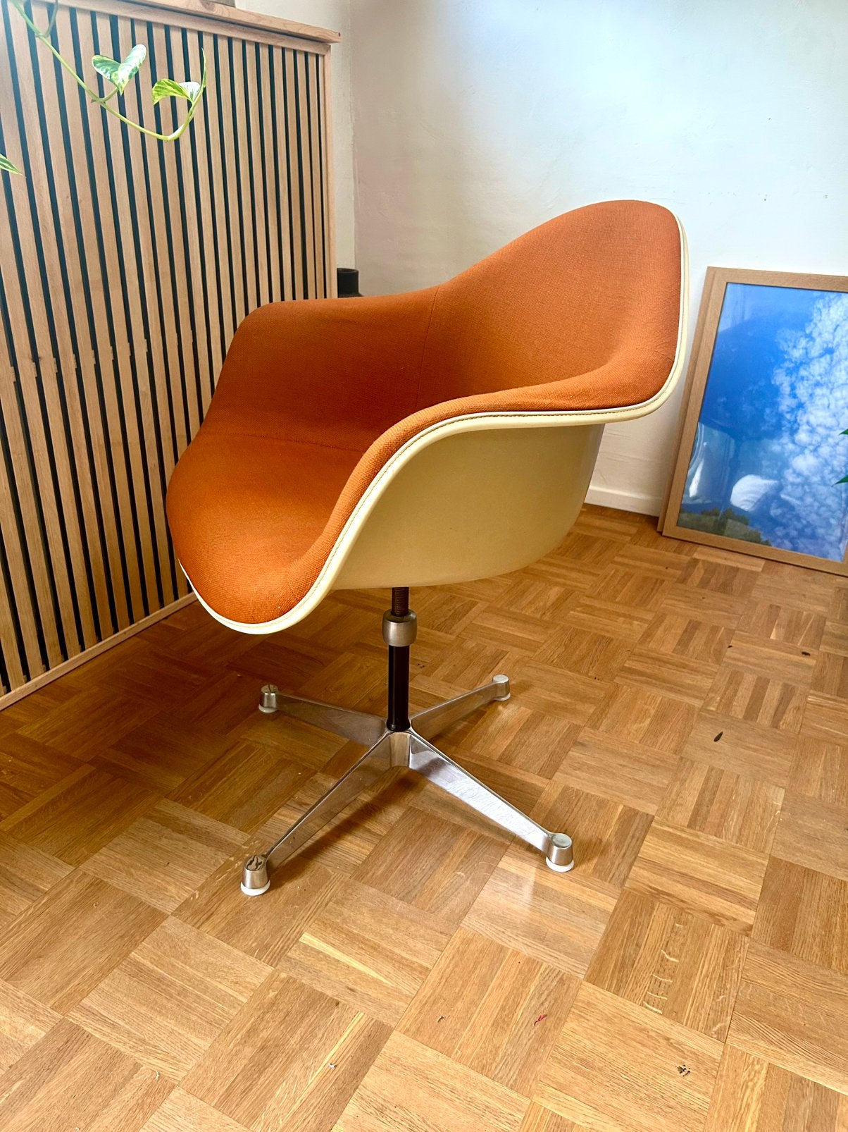 Heel mooie vintage Eames PAC kuipzetel van Vitra, Huis en Inrichting, Ophalen, Metaal, Gebruikt, Overige kleuren