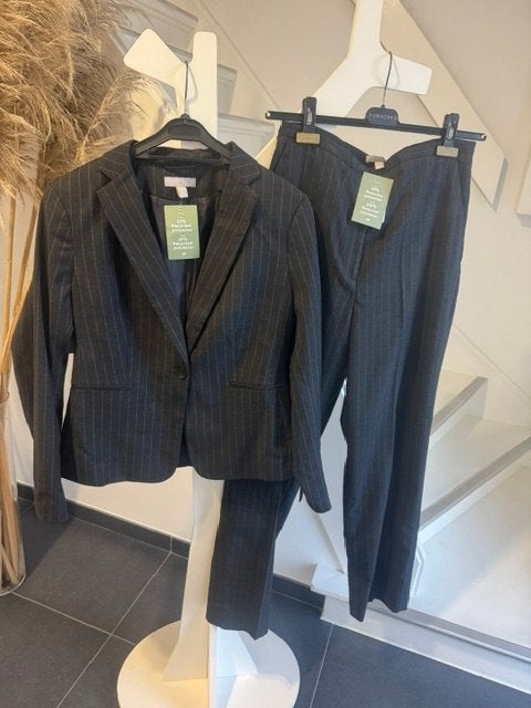 splinternieuw grijs maatpak met kaartjes aan vast maat 42, Vêtements | Femmes, H&M, Gris, Enlèvement ou Envoi, Costume ou Complet