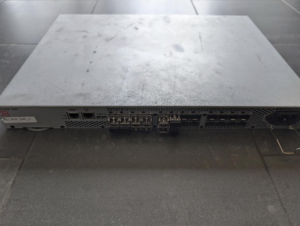 Brocade 300 Fibre Channel Switch + 12x SFP modules, Ophalen, Gebruikt
